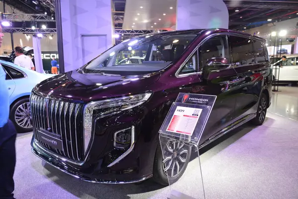 PASAY, PH - APR. 7 - Hongqi Hq9 Manila Uluslararası Otomobil Fuarı 7 Nisan 2024 tarihinde Pasay, Filipinler 'de. Manila International Auto Show, Filipinler 'de düzenlenen yıllık otomobil fuarıdır..