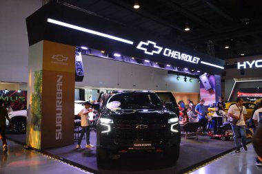 PASAY, PH - APR. 7 - Manila Uluslararası Otomobil Fuarı 'nda Chevrolet banliyösü, 7 Nisan 2024, Pasay, Filipinler. Manila International Auto Show, Filipinler 'de düzenlenen yıllık otomobil fuarıdır..