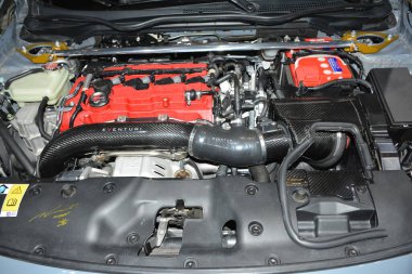 Pasay, PH - APR 6 - Honda Civic engine at Manila International Auto Show 6 Nisan 2024, Pasay, Filipinler. Manila International Auto Show, Filipinler 'de her yıl düzenlenen bir otomobil fuarıdır..