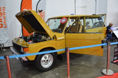 Pasay, PH - APR 6 - Manila Uluslararası Otomobil Fuarı 'nda arazi gezgini 6 Nisan 2024 tarihinde Pasay, Filipinler' de. Manila International Auto Show, Filipinler 'de her yıl düzenlenen bir otomobil fuarıdır..