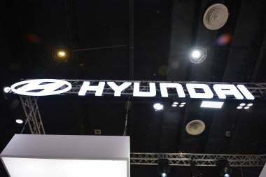 Pasay, PH - APR 6 - Manila Uluslararası Otomobil Fuarı 'nda Hyundai standı tabelası 6 Nisan 2024 tarihinde Pasay, Filipinler' de. Manila International Auto Show, Filipinler 'de her yıl düzenlenen bir otomobil fuarıdır..