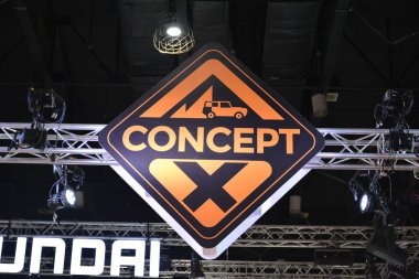 Pasay, PH-APR 6 - Manila Uluslararası Otomobil Fuarı 'nda x standı tabelası 6 Nisan 2024 tarihinde Pasay, Filipinler' de. Manila International Auto Show, Filipinler 'de her yıl düzenlenen bir otomobil fuarıdır..