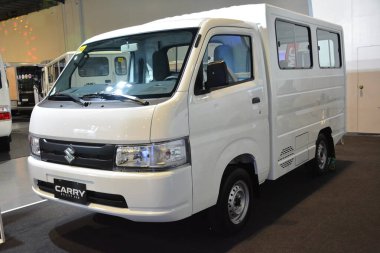 Pasay, PH - 20 Temmuz - Suzuki Filipin ticari araç fuarında 20 Temmuz 2024 tarihinde Pasay, Filipinler 'de kamu minibüsü taşımaktadır. Filipin ticari araç fuarı Filipinler 'de yıllık bir kamyon fuarıdır..