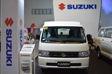 Pasay, PH - 20 Temmuz - Suzuki Filipin ticari araç fuarında 20 Temmuz 2024 tarihinde Pasay, Filipinler 'de kamu minibüsü taşımaktadır. Filipin ticari araç fuarı Filipinler 'de yıllık bir kamyon fuarıdır..