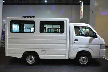 Pasay, PH - 20 Temmuz - Suzuki Filipin ticari araç fuarında 20 Temmuz 2024 tarihinde Pasay, Filipinler 'de kamu minibüsü taşımaktadır. Filipin ticari araç fuarı Filipinler 'de yıllık bir kamyon fuarıdır..