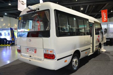 Pasay, PH - 20 Temmuz - Filipin ticari araç fuarında 20 Temmuz 2024 tarihinde Pasay, Filipinler 'de JMC yardımcı oyuncusu. Filipin ticari araç fuarı Filipinler 'de yıllık bir kamyon fuarıdır..