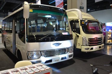 Pasay, PH - 20 Temmuz - Filipin ticari araç fuarında Forland modern jeepney 20 Temmuz 2024 tarihinde Pasay, Filipinler. Filipin ticari araç fuarı Filipinler 'de yıllık bir kamyon fuarıdır..