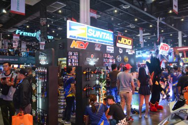 Pasay, PH - MAR 24 - 24 Mart 2024 'te Filipinler' deki Inside Racing Bike Fest and Trade Show 'da suntal standı. İçerideki yarış, Filipinler 'de her yıl düzenlenen bir motosiklet gösterisi..