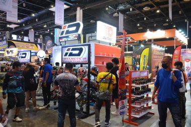 Pasay, PH - MAR 24 - 24 Mart 2024 'te Pasay, Filipinler' deki Inside Racing Bike Fest and Trade Show 'da kask standı. İçerideki yarış, Filipinler 'de her yıl düzenlenen bir motosiklet gösterisi..