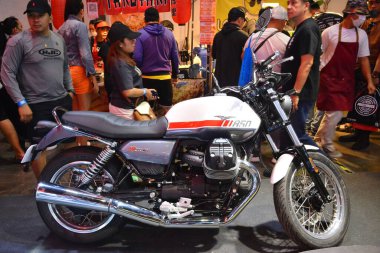 Pasay, PH - MAR 24 - Moto guzzi v7, 24 Mart 2024 tarihinde Filipinler 'in Pasay şehrinde gerçekleştirilen Inside Racing Bike Fest and Trade Show' da özel. İçerideki yarış, Filipinler 'de her yıl düzenlenen bir motosiklet gösterisi..