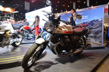 Pasay, PH - MAR 24 - Moto guzzi v7, 24 Mart 2024 tarihinde Filipinler 'in Pasay şehrinde gerçekleştirilen Inside Racing Bike Fest and Trade Show' da özel. İçerideki yarış, Filipinler 'de her yıl düzenlenen bir motosiklet gösterisi..