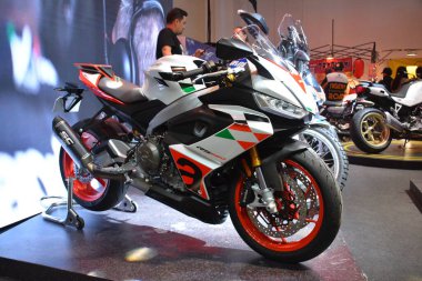 Pasay, PH - 24 MAR - 660 Rupi İç Yarış Bisiklet Festivali ve Ticaret Fuarı 24 Mart 2024 tarihinde Pasay, Filipinler 'de. İçerideki yarış, Filipinler 'de her yıl düzenlenen bir motosiklet gösterisi..