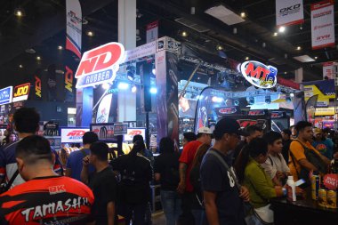 Pasay, PH - MAR 24 - 24 Mart 2024 'te Filipinler' deki Inside Racing Bike Fest and Trade Show 'da lastik standı. İçerideki yarış, Filipinler 'de her yıl düzenlenen bir motosiklet gösterisi..