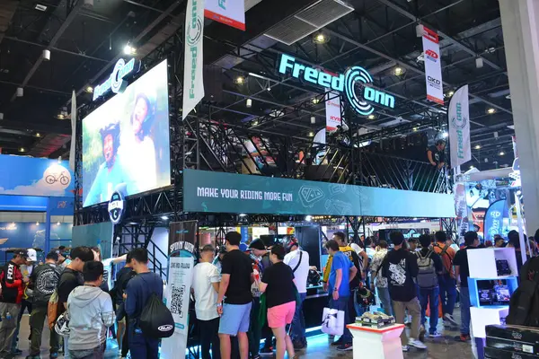 Pasay, PH - MAR 24 - 24 Mart 2024 tarihinde Pasay, Filipinler 'deki Inside Racing Bisiklet Festivali ve Ticaret Fuarı' nda Freedconn standı. İçerideki yarış, Filipinler 'de her yıl düzenlenen bir motosiklet gösterisi..