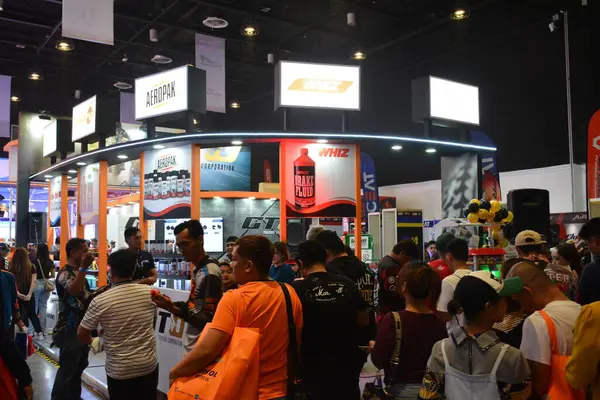 Pasay, PH - MAR 24 - 24 Mart 2024 tarihinde Filipinler 'in Pasay şehrinde İç Yarış Bisiklet Festivali ve Ticaret Fuarı' nda uçak standı. İçerideki yarış, Filipinler 'de her yıl düzenlenen bir motosiklet gösterisi..