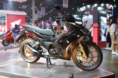 Pasay, PH - MAR 24 - Honda şampiyonu 24 Mart 2024 tarihinde Filipinler 'in Pasay kentinde gerçekleştirilen Inside Racing Bike Fest and Trade Show' da. İçerideki yarış, Filipinler 'de her yıl düzenlenen bir motosiklet gösterisi..