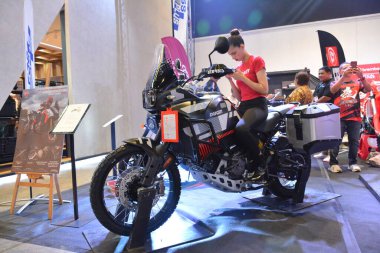 Pasay, PH - MAR 24 - Ducati desertx 24 Mart 2024 tarihinde Pasay, Filipinler 'de Inside Racing Bike Fest and Trade Show' da. İçerideki yarış, Filipinler 'de her yıl düzenlenen bir motosiklet gösterisi..