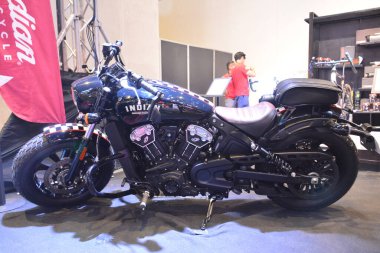 Pasay, PH - MAR 24 - 24 Mart 2024 'te Filipinler' in Pasay şehrinde İç Yarış Bisiklet Festivali ve Ticaret Fuarı 'nda Hintli izci. İçerideki yarış, Filipinler 'de her yıl düzenlenen bir motosiklet gösterisi..