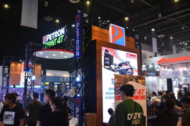 Pasay, PH - MAR 24 - Petron standı 24 Mart 2024 'te Pasay, Filipinler' de İç Yarış Bisiklet Festivali 'nde. İçerideki yarış, Filipinler 'de her yıl düzenlenen bir motosiklet gösterisi..