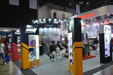 Pasay, PH - MAR 24 - 24 Mart 2024 tarihinde Pasay, Filipinler 'deki Inside Racing Bike Fest and Trade Show' da Colt standı. İçerideki yarış, Filipinler 'de her yıl düzenlenen bir motosiklet gösterisi..