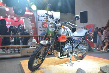 Pasay, PH - MAR 24 - Royal enfield himalayan scram 411 24 Mart 2024 tarihinde Pasay, Filipinler 'deki Inside Racing Bike Fest and Trade Show' da. İçerideki yarış, Filipinler 'de her yıl düzenlenen bir motosiklet gösterisi..