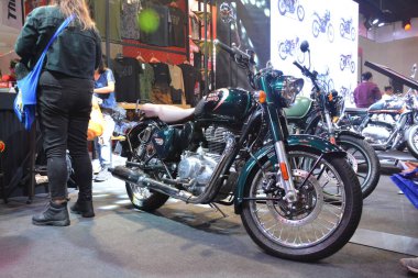 Pasay, PH - MAR 24 - Royal Enfield klasiği 350 İç Yarış Bisiklet Festivali 'nde 24 Mart 2024 tarihinde Pasay, Filipinler' de. İçerideki yarış, Filipinler 'de her yıl düzenlenen bir motosiklet gösterisi..