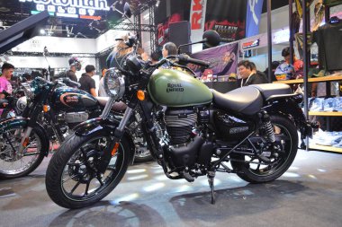 Pasay, PH - MAR 24 - Royal Enfield göktaşı 350 İç Yarış Bisiklet Festivali ve Ticaret Fuarı 'nda 24 Mart 2024 Pasay, Filipinler. İçerideki yarış, Filipinler 'de her yıl düzenlenen bir motosiklet gösterisi..