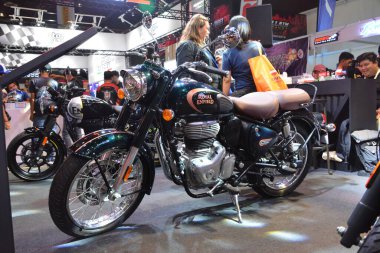 Pasay, PH - MAR 24 - Royal Enfield klasiği 350 İç Yarış Bisiklet Festivali 'nde 24 Mart 2024 tarihinde Pasay, Filipinler' de. İçerideki yarış, Filipinler 'de her yıl düzenlenen bir motosiklet gösterisi..