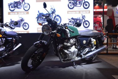 Pasay, PH - MAR 24 - 24 Mart 2024 tarihinde Filipinler 'deki Inside Racing Bike Fest and Trade Show' da Royal Enfield Continental gt 650 ikizi. İçerideki yarış, Filipinler 'de her yıl düzenlenen bir motosiklet gösterisi..