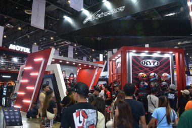 Pasay, PH - MAR 24 - Motul standı 24 Mart 2024 tarihinde Pasay, Filipinler 'de gerçekleştirildi. İçerideki yarış, Filipinler 'de her yıl düzenlenen bir motosiklet gösterisi..