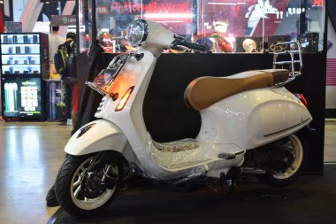Pasay, PH - MAR 24 - Vespa piaggio 24 Mart 2024 tarihinde Filipinler 'in Pasay kentinde gerçekleştirilen Inside Racing Bike Fest and Trade Show' da. İçerideki yarış, Filipinler 'de her yıl düzenlenen bir motosiklet gösterisi..