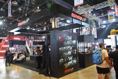 Pasay, PH - MAR 24 - 24 Mart 2024 'te Filipinler' deki Inside Racing Bike Fest and Trade Show 'da Koso standı. İçerideki yarış, Filipinler 'de her yıl düzenlenen bir motosiklet gösterisi..