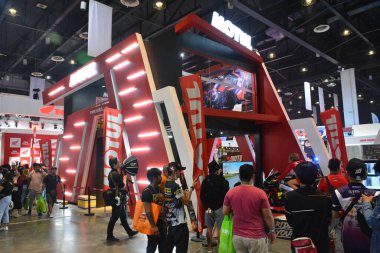 Pasay, PH - MAR 24 - Motul standı 24 Mart 2024 tarihinde Pasay, Filipinler 'de gerçekleştirildi. İçerideki yarış, Filipinler 'de her yıl düzenlenen bir motosiklet gösterisi..