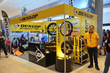 Pasay, PH - MAR 24 - Dunlop standı 24 Mart 2024 tarihinde Pasay, Filipinler 'de İç Yarış Bisiklet Festivali ve Ticaret Fuarı' nda. İçerideki yarış, Filipinler 'de her yıl düzenlenen bir motosiklet gösterisi..