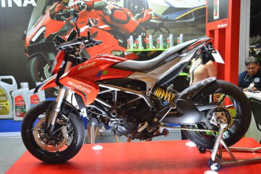 Pasay, PH - MAR 24 - Ducati pertamina enduro 24 Mart 2024 tarihinde Filipinler 'in Pasay kentinde gerçekleştirilen Inside Racing Bike Fest and Trade Show' da. İçerideki yarış, Filipinler 'de her yıl düzenlenen bir motosiklet gösterisi..