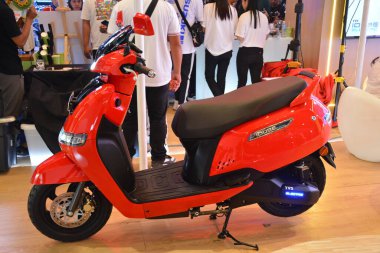 Pasay, PH - APR 27 - 27 Nisan 2024 'te Filipinler' deki Makina Moto Show 'da Tvs iqube. Makina Moto, Filipinler 'de düzenlenen yıllık bir motosiklet fuarıdır..