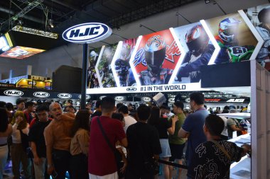 Pasay, PH - APR 27 - Hjc Miğfer standı 27 Nisan 2024 tarihinde Pasay, Filipinler 'de Makina Moto Show' da. Makina Moto, Filipinler 'de düzenlenen yıllık bir motosiklet fuarıdır..