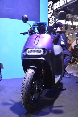 Pasay, PH - 27 Nisan - Gogoro smartscooter 27 Nisan 2024 tarihinde Pasay, Filipinler 'de Makina Moto Show' da. Makina Moto, Filipinler 'de düzenlenen yıllık bir motosiklet fuarıdır..