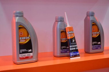 Pasay, PH - APR 27 - Eneos petrol ürünleri 27 Nisan 2024 tarihinde Pasay, Filipinler 'de Makina Moto Show' da. Makina Moto, Filipinler 'de düzenlenen yıllık bir motosiklet fuarıdır..