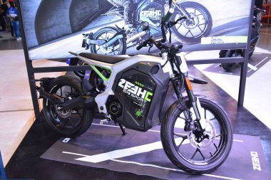 Pasay, PH - 27 Nisan - Zeeho City sport at Makina Moto Show 27 Nisan 2024, Pasay, Filipinler. Makina Moto, Filipinler 'de düzenlenen yıllık bir motosiklet fuarıdır..