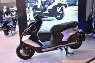 Pasay, PH - 27 Nisan - Zeeho ae8 27 Nisan 2024 tarihinde Filipinler, Pasay 'da Makina Moto Show' da. Makina Moto, Filipinler 'de düzenlenen yıllık bir motosiklet fuarıdır..