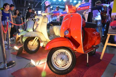 Pasay, PH - APR 27 - Vespa 27 Nisan 2024 tarihinde Filipinler 'in Pasay kentinde Makina Moto Show' da. Makina Moto, Filipinler 'de düzenlenen yıllık bir motosiklet fuarıdır..