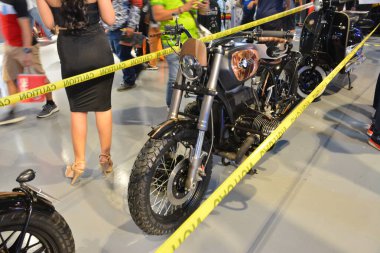 Pasay, PH - APR 27 - Makina Moto Show 'da 27 Nisan 2024 Pasay, Filipinler' de motosiklet. Makina Moto, Filipinler 'de düzenlenen yıllık bir motosiklet fuarıdır..