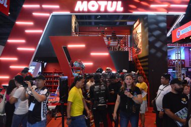 Pasay, PH - APR 27 - Makina Moto Show Motul standı 27 Nisan 2024, Pasay, Filipinler. Makina Moto, Filipinler 'de düzenlenen yıllık bir motosiklet fuarıdır..