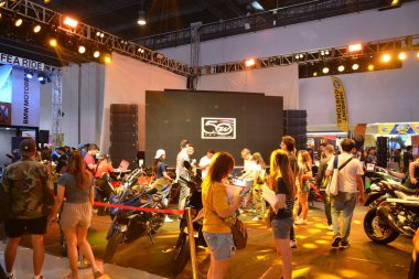 Pasay, PH - 27 Nisan - 27 Nisan 2024 tarihinde Filipinler 'deki Makina Moto Show' da Wheeltek standı. Makina Moto, Filipinler 'de düzenlenen yıllık bir motosiklet fuarıdır..