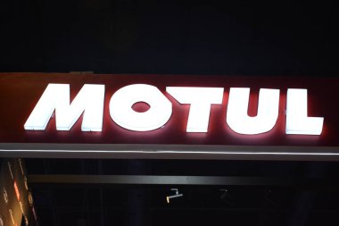 Pasay, PH - APR 27 - 27 Nisan 2024 tarihinde Filipinler 'deki Makina Moto Show' da Motul standı. Makina Moto, Filipinler 'de düzenlenen yıllık bir motosiklet fuarıdır..