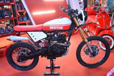 Pasay, PH - APR 27 - Motul motosiklet 27 Nisan 2024 tarihinde Makina Moto Show, Filipinler 'de. Makina Moto, Filipinler 'de düzenlenen yıllık bir motosiklet fuarıdır..
