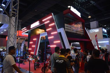 Pasay, PH - APR 27 - Makina Moto Show Motul standı 27 Nisan 2024, Pasay, Filipinler. Makina Moto, Filipinler 'de düzenlenen yıllık bir motosiklet fuarıdır..