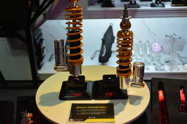 Pasay, PH - APR 27 - 27 Nisan 2024 tarihinde Filipinler 'deki Makina Moto Show' da Trc süspansiyonu. Makina Moto, Filipinler 'de düzenlenen yıllık bir motosiklet fuarıdır..