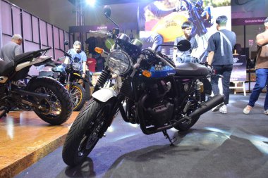 Pasay, PH - PR 27 - Royal enfield continental gt 650 27 Nisan 2024 tarihinde Filipinler 'in Pasay kentinde Makina Moto Show' da. Makina Moto, Filipinler 'de düzenlenen yıllık bir motosiklet fuarıdır..